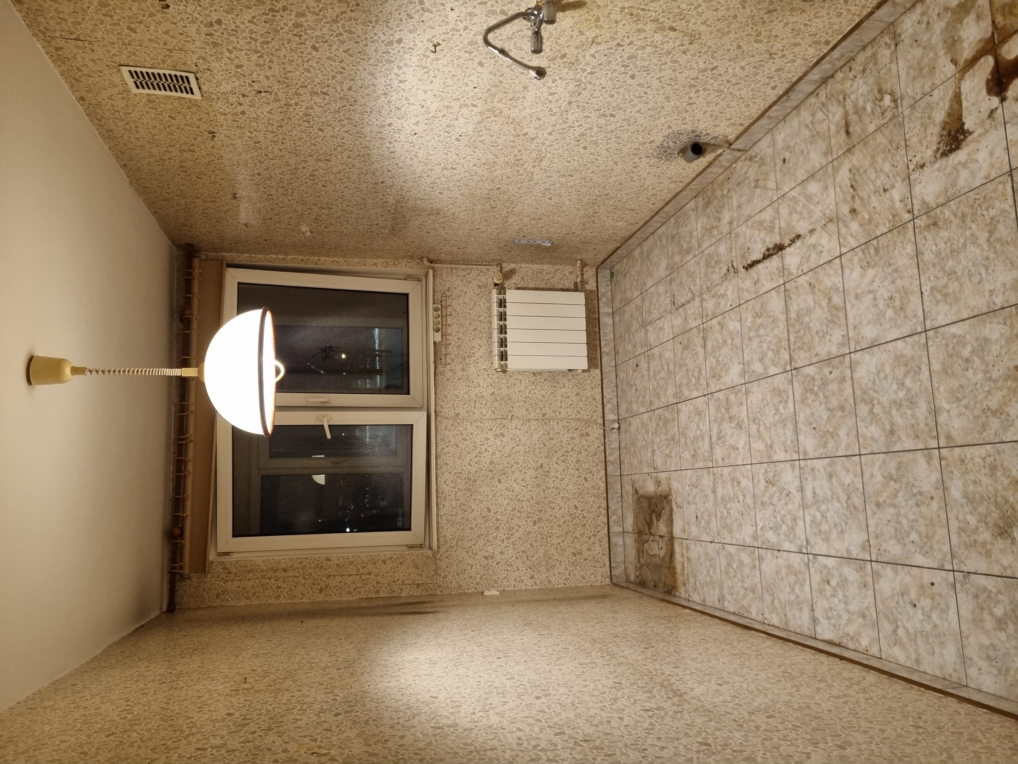 Opróżnianie kuchni po – puste pomieszczenie przygotowane do remontu