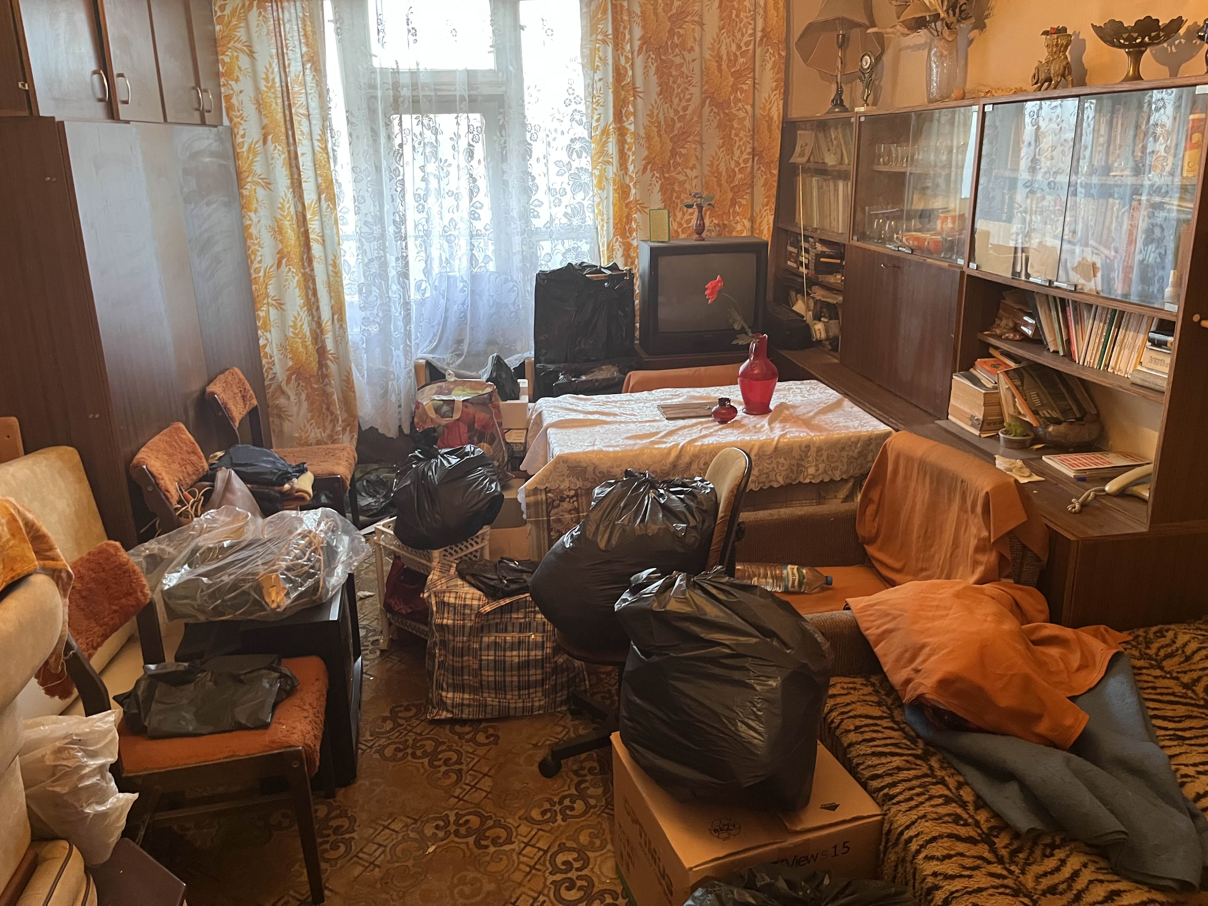 Opróżnianie mieszkania przed - zaniedbane wnętrze z meblami